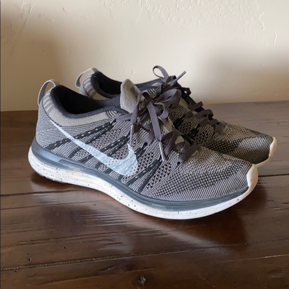 WOMENS NIKE RUNNING SHOES fly knit one